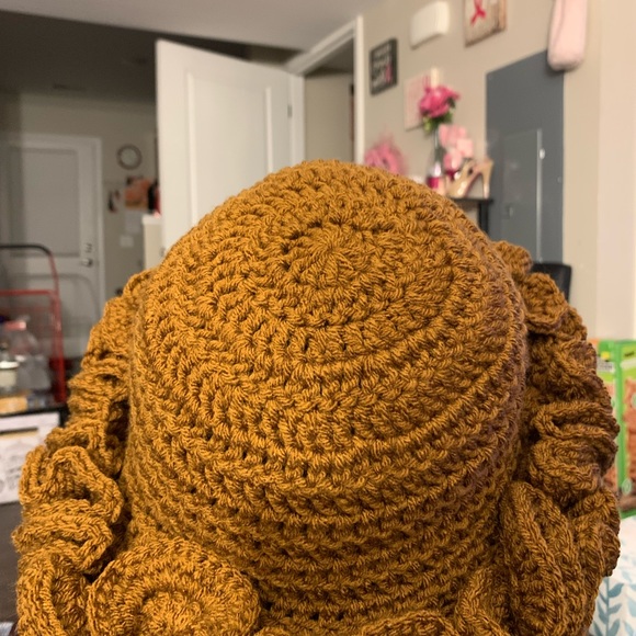 Crochet ruffle hat - Picture 3 of 3
